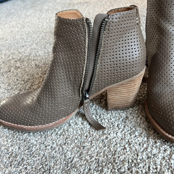 Dolce vita booties. - Picture 4 of 7
